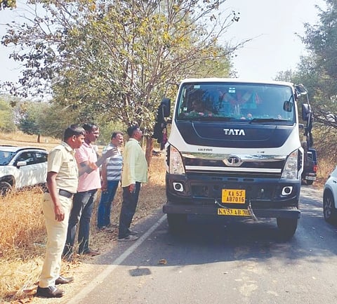 ದೊಡ್ಡಬಳ್ಳಾಪುರದ ಚಿಕ್ಕಮಂಕಳಾದ ಬಳಿ ಕಸದ ಲಾರಿಗಳನ್ನು ಸ್ಥಳಿಯ ಗ್ರಾಮಸ್ಥರು ಪರಿಶೀಲಿಸುತ್ತಿರುವುದು.
