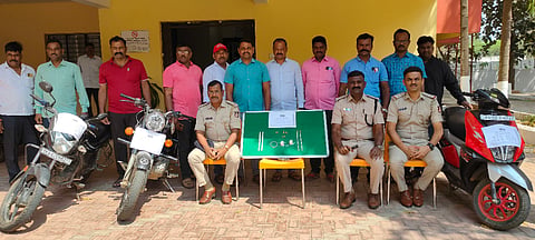 ಪೊಲೀಸರು ವಶಪಡಿಸಿಕೊಂಡ ಬೈಕ್, ಚಿನ್ನಾಭರಣ