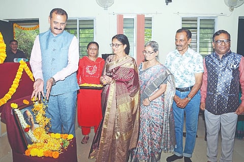 ಮಾನಸಗಂಗೋತ್ರಿಯಲ್ಲಿ ಮಂಗಳವಾರ ಆಯೋಜಿಸಿದ್ದ ಉಪನ್ಯಾಸದಲ್ಲಿ ಪಿ.ಆರ್.ತಿಪ್ಪೇಸ್ವಾಮಿ ಭಾವಚಿತ್ರಕ್ಕೆ ಮೈವಿವಿ ಕುಲಪತಿ ಪ್ರೊ.ಎನ್.ಕೆ.ಲೋಕನಾಥ್ ಪುಷ್ಪ ನಮನ ಸಲ್ಲಿಸಿದರು. ಪ್ರೊ.ಎಂ.ನಂಜಯ್ಯ ಹೊಂಗನೂರು, ಪ್ರೊ.ವಿಜಯಕುಮಾರಿ ಎಸ್. ಕರಿಕಲ್ ಇನ್ನಿತರರಿದ್ದರು.