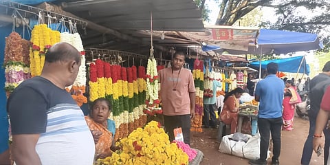 ದೇವನಹಳ್ಳಿಯಲ್ಲಿ ಹಬ್ಬದ ಖರೀದಿ.