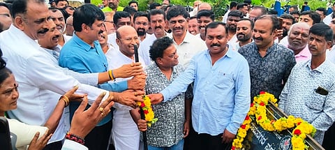 ರಾಮನಗರದ ಹೆಲ್ತ್ ಸಿಟಿ ಬಡಾವಣೆ ಮರು ಅಭಿವೃದ್ಧಿಗೆ ಸಚಿವ ಎಚ್.ಸಿ.ಬಾಲಕೃಷ್ಣ, ಬಮುಲ್ ಅಧ್ಯಕ್ಷ ಡಿ.ಕೆ.ಸುರೇಶ್, ಶಾಸಕರಾದ ಇಕ್ಬಾಲ್ ಹುಸೇನ್, ಸಿ.ಪಿ.ಯೋಗೇಶ್ವರ್ ಮುಂತಾದವರು ಚಾಲನೆ ನೀಡಿದರು.