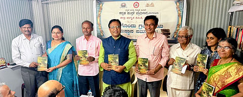 ಬೆಳಗಾವಿ ರಾಮತೀರ್ಥ ನಗರದಲ್ಲಿ ಭಾನುವಾರ ನಡೆದ ಮನೆಗೊಂದು ಗ್ರಂಥಾಲಯ ಕಾರ್ಯಕ್ರಮದಲ್ಲಿ ಶಿ.ಗು.ಕುಸಗಲ್ಲರ ಆಲದ ಮರ ಕೃತಿಯನ್ನು ಡಾ.ಮಾನಸ ಬಿಡುಗಡೆಗೊಳಿಸಿದರು. ಶಿ.ಗು.ಕುಸುಗಲ್ಲ, ಡಾ.ಯಲ್ಲಪ್ಪ ಹಿಮ್ಮಡಿ, ನಿರ್ಮಲಾ ಬಟ್ಟಲ, ಜಿ.ರಾಮಯ್ಯ ಇತರರಿದ್ದರು.