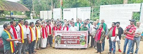 ಕಾಡಾನೆ ದಾಳಿಗೆ ಶಾಶ್ವತ ಪರಿಹಾರ ಕಲ್ಪಿಸುವಂತೆ ಆಗ್ರಹಿಸಿ ಸಂಘ, ಸಂಸ್ಥೆಗಳನ್ನೊಳಗೊಂಡ ಹೋರಾಟ ಸಮಿತಿ ವತಿಯಿಂದ ಸೋಮವಾರ ಪ್ರತಿಭಟನೆ ನಡೆಸಿದ ಸಂದರ್ಭ