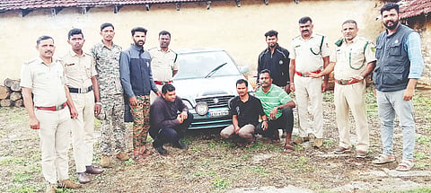 ಮಾಲ್ದಾರೆ ವ್ಯಾಪ್ತಿಯ ದುಬಾರೆ ಮೀಸಲು ಅರಣ್ಯದಲ್ಲಿ ಕಳ್ಳಬೇಟೆಗೆ ಯತ್ನಿಸಿದ ಮೂವರು ಆರೋಪಿಗಳನ್ನು ಅರಣ್ಯ ಇಲಾಖೆ ಸಿಬ್ಬಂದಿ ಬಂಧಿಸಿದ್ದಾರೆ.