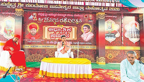 ಮುದ್ದೇಬಿಹಾಳ ತಾಲೂಕಿನ ಕುಂಟೋಜಿ ಗ್ರಾಮದಲ್ಲಿ ಶ್ರೀ ಬಸವೇಶ್ವರ ಜಾತ್ರೊೃೀತ್ಸವದ ನಿಮಿತ್ತ ಹಮ್ಮಿಕೊಂಡಿದ್ದ ಧಾರ್ಮಿಕ ಪ್ರವಚನ ಕಾರ್ಯಕ್ರಮದಲ್ಲಿ ತಾಳಿಕೋಟೆ ಖಾಸ್ಗತೇಶ್ವರ ಮಠದ ಬಾಲಶಿವಯೋಗಿ ಶ್ರೀ ಸಿದ್ಧಲಿಂಗ ದೇವರು ಆಶೀರ್ವಚನ ನೀಡಿದರು. ಡಾ. ಚನ್ನವೀರ ಶಿವಾಚಾರ್ಯ ಮಹಾಸ್ವಾಮಿಗಳು, ನಾಗಲಿಂಗಯ್ಯ ಮಠ ಇದ್ದರು.