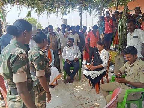 ಯಲಬುರ್ಗಾ ತಾಲೂಕಿನ ಬೇವೂರು ಪೊಲೀಸ್ ಠಾಣೆ ವ್ಯಾಪ್ತಿಯಲ್ಲಿನ ಇಬ್ಬರು ಅಪ್ರಾಪ್ತ ಬಾಲಕಿಯರನ್ನು ರಕ್ಷಣೆ ಮಾಡಿದ ತಂಡ.