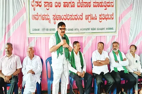 ಕಾಡಾನೆಗಳನ್ನು ಸ್ಥಳಾಂತರಿಸುವಂತೆ ಆಗ್ರಹಿಸಿ ಬಿಜೆಪಿ, ರೈತ ಸಂಘ, ವಿವಿಧ ಗ್ರಾಮಸ್ಥರು ಹಮ್ಮಿಕೊಂಡಿದ್ದ ಪ್ರತಿಭಟನಾ ಸಭೆಯಲ್ಲಿ ಶಾಸಕ ಆರಗ ಜ್ಞಾನೇಂದ್ರ ಮಾತನಾಡಿದರು. ಹರತಾಳು ಹಾಲಪ್ಪ, ವೀರೇಶ್ ಆಲುವಳ್ಳಿ, ಎನ್.ವರ್ತೇಶ್, ಆರ್.ಎ.ಚಾಬುಸಾಬ್, ಎನ್.ಸತೀಶ್ ಇತರರಿದ್ದರು.