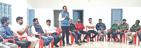 29 ಎಸ್ಪಿಟಿ 2: ಸೋಮವಾರಪೇಟೆ ಅಂಬೇಡ್ಕರ್ ಭವನದಲ್ಲಿ ನಡೆದ ಕಾಂಗ್ರೆಸ್ ಪಕ್ಷದ ಎಸ್ಸಿ ಮತ್ತು ಎಸ್ಟಿ ಕಾರ್ಯಕರ್ತರ ಸಭೆಯಲ್ಲಿ ದಲಿತ ಮುಖಂಡರು ಮಾತನಾಡಿದರು. ಮೋಹನ್, ಜಯೇಂದ್ರ, ಸುರೇಶ್, ಸುರೇಶ್ ಇದ್ದರು.