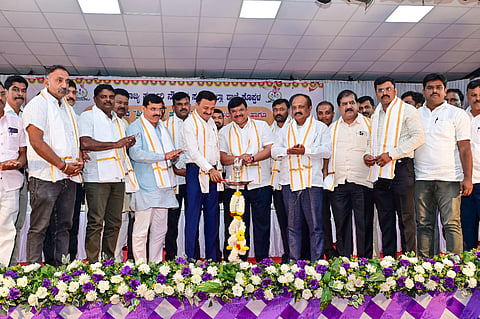 ಕೊಪ್ಪಳದಲ್ಲಿ ಭಾನುವಾರ ಹಮ್ಮಿಕೊಂಡಿದ್ದ ಸಂವಾದ ಕಾರ್ಯಕ್ರಮವನ್ನು ರಾಜ್ಯ ಸರ್ಕಾರಿ ನೌಕರರ ಸಂದ ಅಧ್ಯಕ್ಷ ಸಿ.ಎಸ್.ಷಡಾಕ್ಷರಿ ಉದ್ಘಾಟಿಸಿದರು. ರಾಜ್ಯ ಉಪಾಧ್ಯಕ್ಷ ನಾಗರಾಜ ಜುಮ್ಮಣ್ಣನವರ, ಮಲ್ಲಿಕಾರ್ಜುನ ಬಳ್ಳಾರಿ, ಮೋಹನಕುಮಾರ, ಸುರೇಶ ಶಡಿಶಾಳ್, ಸದಾನಂದ ನೆಲಕುದರಿ ಇದ್ದರು.