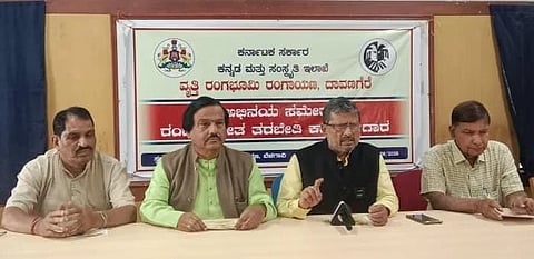 ಬೆಳಗಾವಿಯಲ್ಲಿ ಗುರುವಾರ ಮಲ್ಲಿಕಾರ್ಜುನ ಕಡಕೋಳ ಸುದ್ದಿಗೋಷ್ಠಿಯಲ್ಲಿ ಮಾತನಾಡಿದರು. ರಾಜಪ್ರಭು ಧೋತ್ರೆ, ಏಣಗಿ ಸುಭಾಸ, ಎನ್.ನಟರಾಜ ಇದ್ದಾರೆ.