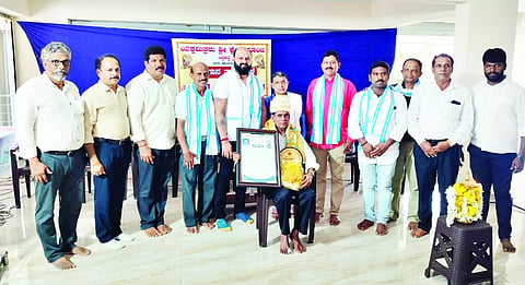 ಸಿದ್ದಕಟ್ಟೆಯಲ್ಲಿ ಯಕ್ಷಗಾನ ಕಲಾವಿದ ರಮೇಶ್ ಶೆಟ್ಟಿ ಪೆರಿಂಜೆ ಅವರಿಗೆ ಪ್ರಶಸ್ತಿ ಪ್ರದಾನಿಸಲಾಯಿತು.