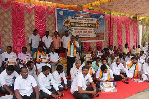 ಸಚಿವ ನಾಗೇಂದ್ರ ರಾಜೀನಾಮೆಗೆ ಆಗ್ರಹಿಸಿ ಬಿಜೆಪಿ ಜಿಲ್ಲಾ ಘಟಕ, ಚಳ್ಳಕೆರೆ ಮಂಡಲ ಕಾರ್ಯಕರ್ತರು ಚಿತ್ರದುರ್ಗದಲ್ಲಿ ಬುಧವಾರ ನಡೆಸಿದ ಪ್ರತಿಭಟನೆಯಲ್ಲಿ ಮೇಘರಾಜ್ ಮಾತನಾಡಿದರು. ನೇರ್ಲಗುಂಟೆ ತಿಪ್ಪೇಸ್ವಾಮಿ, ಕುಮಾರಸ್ವಾಮಿ, ವೆಂಕಟೇಶ್ಯಾದವ್, ಮೋಹನ್ಕುಮಾರ್, ರಾಮದಾಸ್, ಲಕ್ಷಿ÷್ಮÃ, ಜಗದಾಂಬ, ಶಾಂತಮ್ಮ ಇತರರಿದ್ದರು.