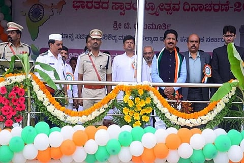 ಚಿತ್ರದುರ್ಗದಲ್ಲಿ ಶನಿವಾರ ಆಯೋಜಿಸಿದ್ದ ಸ್ವಾತಂತ್ರ್ಯೋತ್ಸವದಲ್ಲಿ ಜಿಲ್ಲಾ ಉಸ್ತುವಾರಿ ಸಚಿವ ಟಿ. ರಘುಮೂರ್ತಿ ಅವರು ರಾಷ್ಟç ಧ್ವಜಾರೋಹಣ ನೆರವೇರಿಸಿ ವಿವಿಧ ತುಗಡಿಗಳಿಂದ ಗೌರವ ವಂದನೆ ಸ್ವೀಕರಿಸಿದರು. ಗೋವಿಂದ ಎಂ. ಕಾರಜೋಳ, ಕೆ.ಎಸ್. ವೀರೇಂದ್ರ ಪಪ್ಪಿ, ಎಂಎಲ್ಸಿ ಕೆ.ಎಸ್. ನವೀನ್, ಜಿ.ಎಸ್. ಮಂಜುನಾಥ, ಪಿ. ರಘು, ಟಿ. ವೆಂಕಟೇಶ್, ಡಾ.ಎಸ್. ಆಕಾಶ್, ರಂಜಿತ್ಕುಮಾರ್ ಬಂಡಾರು ಮತ್ತಿತರರು ಇದ್ದರು.