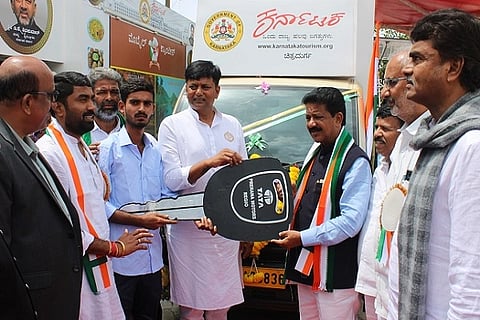 ಚಿತ್ರದುರ್ಗದಲ್ಲಿ ಶನಿವಾರ ಸಚಿವ ಟಿ.ರಘುಮೂರ್ತಿ ಅವರು ಎಸ್ಸಿ, ಎಸ್ಟಿ ಫಲಾನುಭವಿಗಳಿಗೆ ಮೊಬೈಲ್ ಕ್ಯಾಂಟಿನ್ ವಾಹನ ಗಳನ್ನು ಹಸ್ತಾಂತರಿಸಿದರು. ಕೆ.ಸಿ. ವೀರೇಂದ್ರ ಪಪ್ಪಿ, ಜಿ.ಎಸ್. ಮಂಜುನಾಥ, ಪಿ.ರಘು ಇತರರು ಇದ್ದರು.