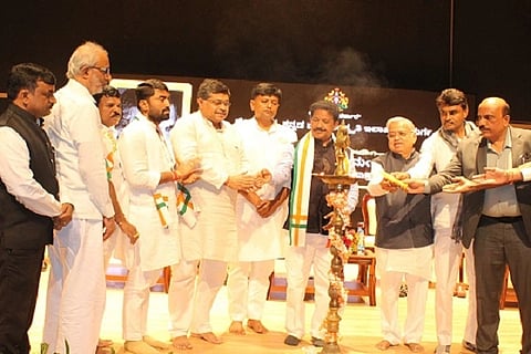 ಚಿತ್ರದುರ್ಗದ ನವೀಕೃತ ತರಾಸು ರಂಗಮAದಿರವನ್ನು ಸಚಿವ ಟಿ.ರಘುಮೂರ್ತಿ ಅವರು ಶನಿವಾರ ಉದ್ಘಾಟಿಸಿದರು. ಕೆ.ಸಿ.ವಿ ರೇಂದ್ರ ಪಪ್ಪಿ, ಗೋವಿಂದ ಎಂ.ಕಾರಜೋಳ, ಕೆ.ಎಸ್.ನವೀನ್, ಜಿ.ಎಸ್.ಮಂಜುನಾಥ, ಪಿ.ರಘು, ತಾಜ್ಪೀರ್, ಆರ್.ಶಿವಣ್ಣ, ಟಿ.ವೆಂಕಟೇಶ್, ಡಾ.ಎಸ್.ಆಕಾಶ್, ರಂಜಿತ್ಕುಮಾರ್ ಬಂಡಾರು ಇತರರು ಇದ್ದರು.