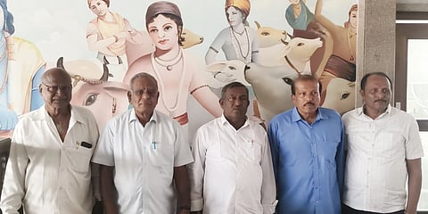 ಡಿ. ದೇವರಾಜು ಅರಸು ಜಯಂತಿ ಆಚರಣೆ ಪೂರ್ವಭಾವಿ ಸಭೆ ಬಳಿಕ ಹಿಂದುಳಿದ ವರ್ಗಗಳ ಒಕ್ಕೂಟದ ಅಧ್ಯಕ್ಷ ಸಿ. ಮುನಿರಾಜು ಸುದ್ದಿಗಾರರೊಂದಿಗೆ ಮಾತನಾಡಿದರು.ಕಾರ್ಯಾಧ್ಯಕ್ಷ ಸತ್ಯನಾರಾಯಣಾಚಾರ್, ಉಪಾಧ್ಯಕ್ಷ ಎಸ್.ಆರ್. ವಿಜಯಕುಮಾರ್, ಪ್ರಧಾನಕಾರ್ಯದರ್ಶಿ ದಾಸಪ್ಪ ಇತರರು ಇದ್ದರು.