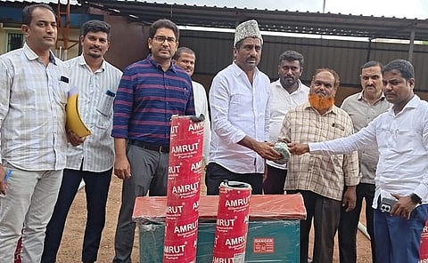 ಬೀದರ್ನಲ್ಲಿ ಶಾಸಕ ರಹೀಂಖಾನ್ ಅವರು ಗಂಗಾ ಕಲ್ಯಾಣ ಯೋಜನೆ ಫಲಾನುಭವಿಗಳಿಗೆ ಕರ್ನಾಟಕ ಅಲ್ಪಸಂಖ್ಯಾತರ ಅಭಿವೃದ್ಧಿ ನಿಗಮದ ವಿವಿಧ ಸಲಕರಣೆಗಳನ್ನು ವಿತರಿಸಿದರು.