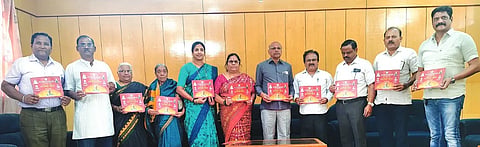 ಹಾನಗಲ್ಲಿನಲ್ಲಿ ನಡೆಯಲಿರುವ ಎರಡನೇ ಶರಣ ಸಾಹಿತ್ಯ ಸಮ್ಮೇಳನದ Sharan Literary Conference ಆಮಂತ್ರಣ ಪತ್ರಿಕೆಯನ್ನು ಪದಾಧಿಕಾರಿಗಳು ಬಿಡುಗಡೆಗೊಳಿಸಿದರು. ನಾಗಪ್ಪ ಸವದತ್ತಿ, ಮಾರುತಿ ಶಿಡ್ಲಾಪೂರ, ಸಿ.ಮಂಜುನಾಥ, ರವಿಬಾಬು ಪೂಜಾರ, ಬಿ.ಶಿವಬಸವೇಶ್ವರ, ಅಶೋಕ ದಾಸರ, ಕುಮಾರ ಹತ್ತಿಕಾಳ, ಶಿವಗಂಗಕ್ಕ ಪಟ್ಟಣದ, ಸುಜಾತಾ ನಂದಿಶೆಟ್ಟರ, ರೇಖಾ ಶೆಟ್ಟರ, ಅಕ್ಕಮ್ಮ ಸುಗಾವಿ ಇದ್ದರು.