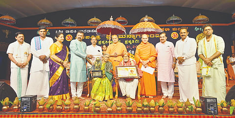 ಮುನಿಯಾಲು ಸಂಜೀವಿನಿ ಗೋಧಾಮದಲ್ಲಿ ನಡೆಯುವ ಏಕಃಪವಿತ್ರ ಶ್ರೀಮನ್ನಾಗಮಂಡಲದ ರೈತಪೀಠ ಪ್ರಶಸ್ತಿಯನ್ನು ಬಿ.ಕೆ.ದೇವರಾಯ ಮಿತ್ತಬಾಗಿಲು ಅವರಿಗೆ ಶ್ರೀ ಅದೃಶ್ಯ ಕಾಡಸಿದ್ದೇಶ್ವರ ಸ್ವಾಮೀಜಿ ಪ್ರದಾನ ವಾಡಿದರು.