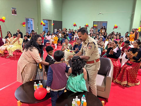 ಕೆಂಪಾಪುರದ ವೈಷ್ಣವಿ ನಾರ್ತ್ 24 ಅಪಾರ್ಟ್ಮೆಂಟ್ನಲ್ಲಿ ನಡೆದ ಕನ್ನಡ ರಾಜ್ಯೋತ್ಸವ ಕಾರ್ಯಕ್ರಮದಲ್ಲಿ ಎಸಿಪಿ ಎಂ.ಮುರುಗೇಂದ್ರಯ್ಯ ಪಾಲ್ಗೊಂಡಿದ್ದರು. ನಿವಾಸಿಗಳು, ಮಕ್ಕಳು ಸಾಂಸ್ಕೃತಿಕ ಕಾರ್ಯಕ್ರಮ ನಡೆಸಿಕೊಟ್ಟರು.