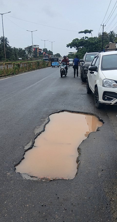 ಕುಂಟಿಕಾನ ಬಳಿ ಸರ್ವಿಸ್ ರಸ್ತೆಯಲ್ಲಿ ಅಪಾಯಕಾರಿ ಗುಂಡಿ ಉಂಟಾಗಿದೆ.
