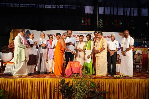 ಉಡುಪಿಯ ಇಂದ್ರಾಣಿ ಶ್ರೀಮುಖ್ಯಪ್ರಾಣ ದೇವರ ಪುನ; ಪ್ರತಿಷ್ಠಾಪನಾ ಕಾರ್ಯಕ್ರಮದ ಧಾರ್ಮಿಕ ಸಭೆಯನ್ನು ವಿಶ್ವಪ್ರಸನ್ನ ತೀರ್ಥ ಶ್ರೀಪಾದರು ಉದ್ಘಾಟಿಸಿದರು. ಯಶ್ಪಾಲ್ ಸುವರ್ಣ, ಜಯಕರ್ ಶೆಟ್ಟಿ ಇಂದ್ರಾಳಿ, ಕೆ. ವಾಸುದೇವ ಶೆಟ್ಟಿ, ಜಯಕರ್ ಶೆಟ್ಟಿ ಬುಡ್ನಾರು, ಪುರುಷೋತ್ತಮ ಪಿ. ಶೆಟ್ಟಿ, ಶ್ರೀನಾಗೇಶ್ ಹೆಗ್ಡೆ, ಇಂದ್ರಾಳಿ ಕುಶಲ್ ಶೆಟ್ಟಿ, ಭೂಪತಿ ಶೆಟ್ಟಿ ಇತರರಿದ್ದರು.