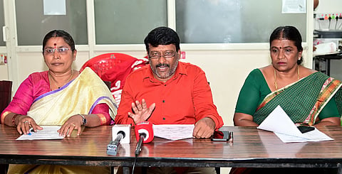 ಸುದ್ದಿಗೋಷ್ಠಿಯಲ್ಲಿ ಪಾಲ್ಗೊಂಡಿದ್ದ ಬಿ.ಅಮ್ಜದ್, ಎಂ.ಜಯಮ್ಮ, ಅನುಸೂಯ