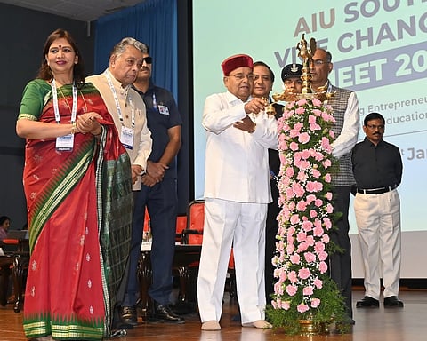 ಎಂ.ಎಸ್.ರಾಮಯ್ಯ ಅನ್ವಯಿಕ ವಿಜ್ಞಾನ ವಿಶ್ವವಿದ್ಯಾಲಯದಲ್ಲಿ ಆಯೋಜಿಸಿದ್ದ ಭಾರತೀಯ ವಿಶ್ವವಿದ್ಯಾಲಯಗಳ ಸಂಘದ ದಕ್ಷಿಣ ವಲಯದ ಕುಲಪತಿಗಳ ಸಮ್ಮೇಳನವನ್ನು ರಾಜ್ಯಪಾಲ ಥಾವರಚಂದ್ ಗೆಹಲೋತ್ ಉದ್ಘಾಟಿಸಿದರು.