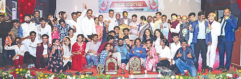 ಕಲಬುರಗಿ ಕೃಷಿ ಮಹಾವಿದ್ಯಾಲಯದಲ್ಲಿ ಭಾನುವಾರ ನಡೆದ ಕೃಷಿ ವಿಜ್ಞಾನ ವಿಶ್ವವಿದ್ಯಾಲಯದ ಅಂತರ ಕಾಲೇಜು ಯುವಜನೋತ್ಸವದ ವಿವಿಧ ಸ್ಪರ್ಧೆಗಳಲ್ಲಿ ಭಾಗವಹಿಸಿ ಸಮಗ್ರ ಪ್ರಶಸ್ತಿ ಬಾಚಿಕೊಂಡ ರಾಯಚೂರು ಕೃಷಿ ಕಾಲೇಜು ತಂಡ ಸಂಭ್ರಮಿಸಿತು. ಡಾ.ಎಂ.ಹನುಮAತಪ್ಪ, ಡಾ.ಶಿವಶರಣಪ್ಪ ಗೌಡಪ್ಪ, ಮಲ್ಲಿಕಾರ್ಜುನ ಡಿ., ತಿಮ್ಮಣ್ಣ ಚಾವಡಿ, ಡಾ.ಗುರುರಾಜ ಸುಂಕದ, ಡಾ.ಯಂಜೀರಪ್ಪ, ಡಾ.ಅಮರೇಗೌಡ ಇತರರಿದ್ದರು.