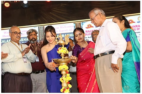 ರಾಜರಾಜೇಶ್ವರಿ ಕಾಲೇಜ್ ಆಫ್ ಇಂಜಿನಿಯರಿಂಗ್ನಲ್ಲಿ ಏರ್ಪಡಿಸಿದ್ದ ಕಲಾಸೌರಭ-2026ಕ್ಕೆ ನಟಿ ಬೃಂದಾ ಆಚಾರ್ಯ ಚಾಲನೆ ನೀಡಿದರು. ಸಂಸ್ಥೆಯ ಮುಖ್ಯಸ್ಥರಾದ ಡಾ.ಎ.ಸಿ.ಷಣ್ಮುಗಂ, ಎ.ಸಿ.ಎಸ್.ಅರುಣ್ ಕುಮಾರ್, ಲಲತಾ ಲಕ್ಷ್ಮಿ ಮತ್ತಿತರರಿದ್ದರು.