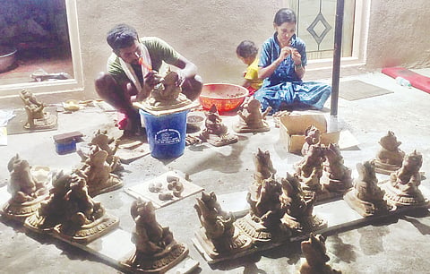ಸವಣೂರು ತಾಲೂಕು ಕುರಬರಮಲ್ಲೂರ ಗ್ರಾಮದಲ್ಲಿ ಯಲ್ಲಪ್ಪ ದೊಡ್ಡಮನಿ ಹಾಗೂ ಪತ್ನಿ ನಯನಾ ಅವರು ಸಗಣಿ ಗಣೇಶ ಮೂರ್ತಿ ತಯಾರಿಸುತ್ತಿರುವುದು.