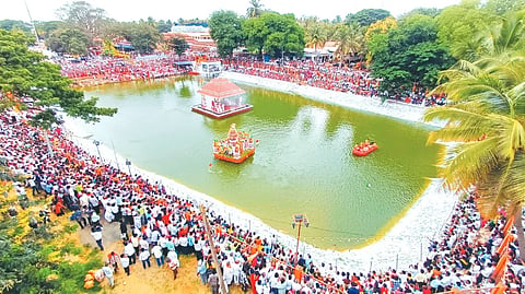 teppotsav ಹುಬ್ಬಳ್ಳಿಯ ಆರಾಧ್ಯ ದೈವ ಶ್ರೀ ಸಿದ್ಧಾರೂಢರ 97ನೇ ಪುಣ್ಯಾರಾಧನೆ ಅಂಗವಾಗಿ ಶನಿವಾರ ಭಕ್ತಸಾಗರದ ಮಧ್ಯೆ ಜಲರಥೋತ್ಸವ ವೈಭವದಿಂದ ನಡೆಯಿತು.