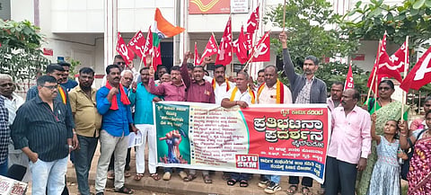 protest ರೈತ ಹಾಗೂ ಕಾರ್ವಿುಕ ವಿರೋಧಿ ನೀತಿ ಕೈಬಿಡುವಂತೆ ಸರ್ಕಾರವನ್ನು ಒತ್ತಾಯಿಸಿ ವಿವಿಧ ಸಂಘಟನೆಗಳು ಹುಬ್ಬಳ್ಳಿಯಲ್ಲಿ ಪ್ರತಿಭಟನೆ ನಡೆಸಿದವು.