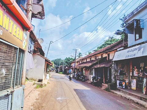 ಕುಂಪಲ ಮತ್ತು ಕೋಟೆಪುರದಲ್ಲಿ ಇಕ್ಕಟ್ಟಿನಿಂದ ಕೂಡಿದ ರಸ್ತೆ.