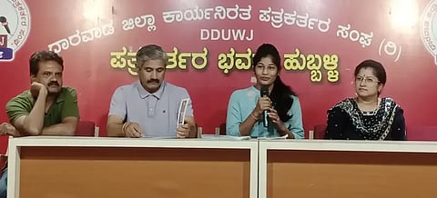 art gallery ಚಿತ್ರಕಲಾವಿದೆ ಗೀತಾ ಖ್ಯಾಡದ ಮಾಹಿತಿ ನೀಡಿದರು. ಮಂಜುನಾಥ ಕರಿಗಾರ, ದೀಪಾ ವೆರ್ಣೇಕರ, ಗುರು ನಾವಳ್ಳಿ ಇದ್ದರು.