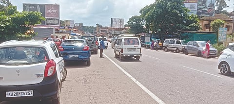 ಬೆಳ್ಮಣ್ ಪೇಟೆಯಲ್ಲಿ ಹೆದ್ದಾರಿಯಲ್ಲಿ ಎಲ್ಲೆಂದರಲ್ಲಿ ಪಾರ್ಕ್ ಮಾಡಲಾಗಿರುವ ವಾಹನಗಳು.