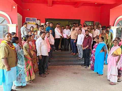 ಹಳಿಯಾಳ ಪುರಸಭೆಯಲ್ಲಿ ಕರ್ತವ್ಯನಿರತ ನೌಕರಿನಿಗ ಅವಮಾನ, ಬೆದರಿಕೆ ಹಾಕಿದ ವ್ಯಕ್ತಿ ವಿರುದ್ಧ ಕ್ರಮ ಕೈಗೊಳ್ಳಬೇಕು ಎಂದು ಆಗ್ರಹಿಸಿ ಪುರಸಭೆ ಸಿಬ್ಬಂದಿ ಗ್ರೇಡ್-2 ತಹಸಿಲ್ದಾರ್ ನೇಸರ್ಗಿ ಅವರಿಗೆ ಮಂಗಳವಾರ ಮನವಿ ಸಲ್ಲಿಸಿದರು. ಅಶೋಕ ಸಾಳೆನ್ನವರ, ಈರಪ್ಪ ಕೊಡ್ಲಿ, ಮಹಮಹ್ಮದ ರಫಿಕ್ ವಸ್ತಾದ, ಮಂಜುನಾಥ ಹರಿಜನ, ಎಪಿಡಿಎ ರವಿ ಪಟ್ಟಿಹಾಳ, ಇತರರಿದ್ದರು.