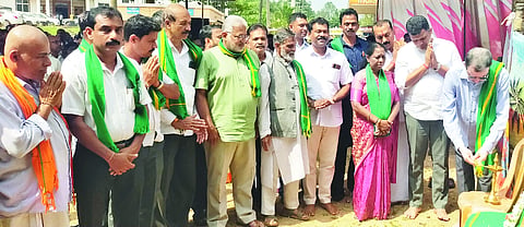 ಕಡಬದಲ್ಲಿ ಹಕ್ಕೋತ್ತಾಯ ಸಭೆಯನ್ನು ಪ್ರಗತಿಪರ ಕೃಷಿಕ ಕೃಷ್ಣ ಭಟ್ ಉದ್ಘಾಟಿಸಿದರು. ಸಂಸದ ಬ್ರಿಜೇಶ್ ಚೌಟ, ಶಾಸಕಿ ಭಾಗೀರಥಿ ಮುರುಳ್ಯ, ಕಿಶೋರ್ ಶಿರಾಡಿ ಮೊದಲಾದವರಿದ್ದರು.