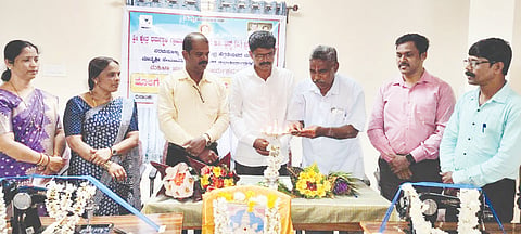 ಶ್ರೀ ನಂದಿಕೇಶ್ವರ ಮಹಿಳಾ ಜ್ಞಾನವಿಕಾಸ ಕೇಂದ್ರದಲ್ಲಿ ಹೊಲಿಗೆ ತರಬೇತಿ ಕೇಂದ್ರವನ್ನು ಕೋಟವಲಯದ ಜನಜಾಗೃತಿ ಅಧ್ಯಕ್ಷ ಜಯರಾಮ್ ಶೆಟ್ಟಿ ಉದ್ಘಾಟಿಸಿದರು.