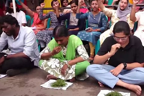 ಸಚಿವಾಲಯದ ಎದುರು ಸಾಂಕೇತಿಕವಾಗಿ ಹುಲ್ಲು ತಿಂದು ಆಕ್ರೋಶ