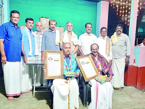ಮೂಡುವೇಣುಪುರ ಶ್ರೀ ವೆಂಕಟರಮಣ ಶ್ರೀ ಹನೂಮಂತ ದೇವಸ್ಥಾನದಲ್ಲಿ ಸಾಧಕರನ್ನು ಸನ್ಮಾನಿಸಲಾಯಿತು.