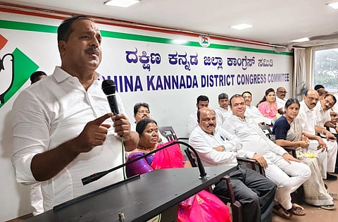ಶುಕ್ರವಾರ ಮಲ್ಲಿಕಟ್ಟೆಯಲ್ಲಿರುವ ಜಿಲ್ಲಾ ಕಾಂಗ್ರೆಸ್ ಕಚೇರಿಗೆ ಭೇಟಿ ನೀಡಿದ ಆರೋಗ್ಯ ಸಚಿವ ಯು.ಟಿ. ಖಾದರ್ ಅವರು ಅಲ್ಲಿ ನಡೆದ ಸಭೆಯಲ್ಲಿ ಮಾತನಾಡಿದರು. ಕಾಂಗ್ರೆಸ್ ಜಿಲ್ಲಾಧ್ಯಕ್ಷ ಕೆ. ಹರೀಶ್ ಕುಮಾರ್, ಎಂಎಲ್ಸಿ ಐವನ್ ಡಿಸೋಜ ಇದ್ದರು.