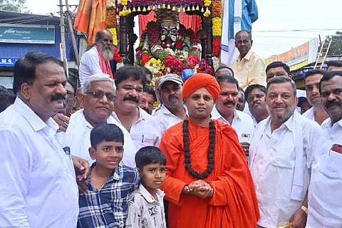 ದಾವಣಗೆರೆಯಲ್ಲಿ ಸೋಮವಾರ ನಡೆದ ಸಿದ್ಧರಾಮೇಶ್ವರ ದೇವರ 64ನೇ ರಥೋತ್ಸವದಲ್ಲಿ ಸಚಿವ ಎಸ್.ಎಸ್. ಮಲ್ಲಿಕಾರ್ಜುನ್ ಪಾಲ್ಗೊಂಡರು. ಶ್ರೀ ಇಮ್ಮಡಿ ಸಿದ್ಧರಾಮೇಶ್ವರ ಸ್ವಾಮೀಜಿ, ಸಮಾಜದ ಮುಖಂಡರು ಇದ್ದರು.