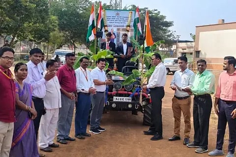 ಬ್ಯಾಡಗಿಯ ಪಟ್ಟಣದಲ್ಲಿ ಜರುಗಿದ ಸಂವಿಧಾನ ದಿನಾಚರಣೆ ಜಾಥಾಕ್ಕೆ ತಾ.ಪಂ.ಕಾರ್ಯನಿರ್ವಾಹಕ ಅಧಿಕಾರಿ ಕೆ.ಎಂ.ಮಲ್ಲಿಕಾರ್ಜುನ ಚಾಲನೆ ನೀಡಿ ಮಾತನಾಡಿದರು. ಚಂದ್ರಶೇಖರ ನಾಯಕ, ಕೆ.ಎಂ. ಮಲ್ಲಿಕಾರ್ಜುನ ಇತರರಿದ್ದರು.