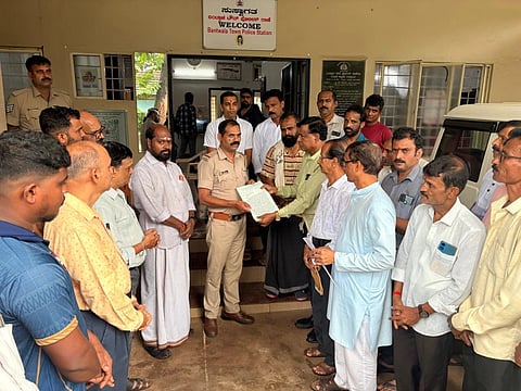 ಎಸ್ಡಿಪಿಐ ಮುಖಂಡ ಅಶ್ರಫ್ ತಲಪಾಡಿ ವಿರುದ್ಧ ಕಠಿಣ ಕಾನೂನು ಕ್ರಮ ಕೈಗೊಳ್ಳುವಂತೆ ಆಗ್ರಹಿಸಿ ಹಿಂದೂ ಜನಜಾಗೃತಿ ಸಮಿತಿಯು ಬಂಟ್ವಾಳ ನಗರ ಪೊಲೀಸ್ ಠಾಣೆಗೆ ದೂರು ಸಲ್ಲಿಸಿದೆ.