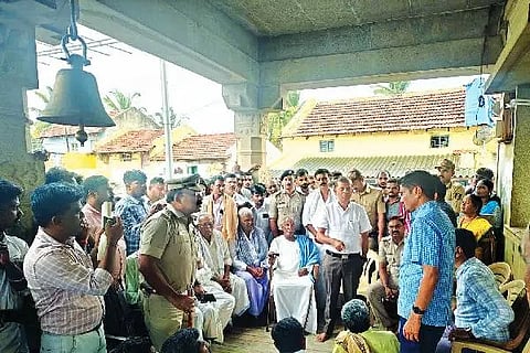 ದಲಿತ ಯುವಕರು ದೇವಸ್ಥಾನ ಪ್ರವೇಶಿಸಿದ್ದರಿಂದ ಉದ್ವಿಗ್ನಗೊಂಡಿದ್ದ ಚನ್ನಗಿರಿ ತಾಲೂಕಿನ ಬಸವಾಪಟ್ಟಣ ಸಮೀಪದ ಬೆಳಲಗೆರೆ ಗ್ರಾಮದಲ್ಲಿ ಶನಿವಾರ ಜಿಲ್ಲಾಡಳಿತದಿಂದ ಶಾಂತಿಸಭೆ ನಡೆಸಲಾಯಿತು. ಜಿಲ್ಲಾಧಿಕಾರಿ ಜಿ.ಎಂ. ಗಂಗಾಧರ ಸ್ವಾಮಿ, ಎಸ್ಪಿ ಶೇಖರ್ ಎಚ್.ಟಿ, ಡಿವೈಎಸ್ಪಿ ರುದ್ರಪ್ಪ ಉಜ್ಜಿನಕೊಪ್ಪ ಸೇರಿ ಹಿರಿಯ ಅಧಿಕಾರಿಗಳು ಪಾಲ್ಗೊಂಡಿದ್ದರು.