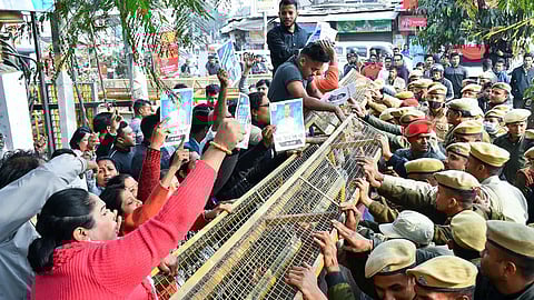 कांग्रेस कार्यकर्ताओं ने तोड़ा बैरिकेड