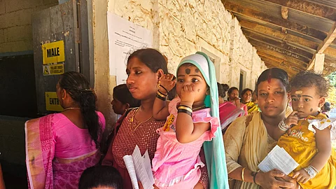 आदिमाली में बच्चों के साथ महिलाएं मतदान करने आईं