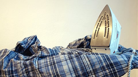 कपड़े इस्त्री करना (प्रतीकात्मक तस्वीर)