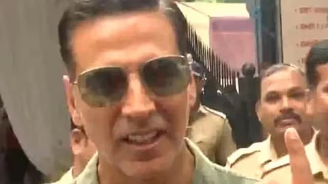 वोट डालने के बाद अक्षय कुमार